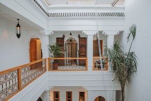 تفاصيل الفندق من الداخل