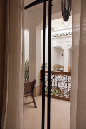 خزنة داخل الغرفة وواي فاي مجانًا