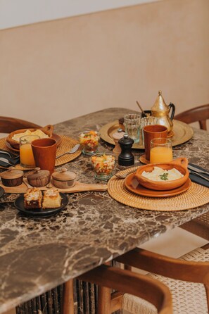 فطور أوروبي مجانًا يوميًا