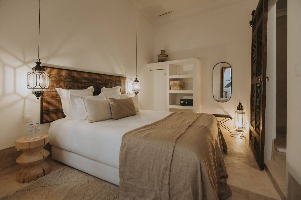 In-room safe, WiFi (free)
