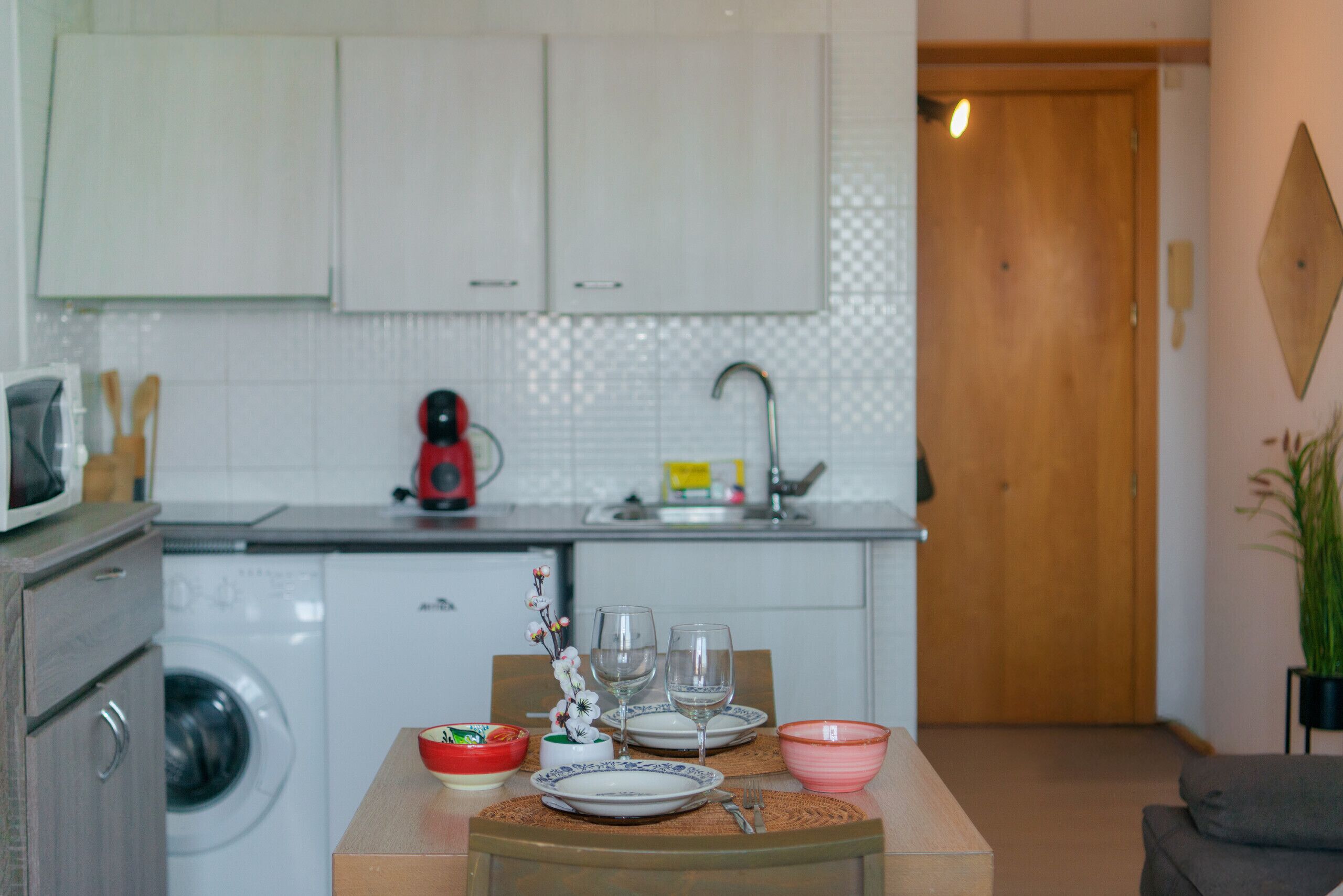 Een koelkast, een microgolfoven, een koffiezetapparaat/waterkoker