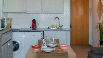 Een koelkast, een microgolfoven, een koffiezetapparaat/waterkoker