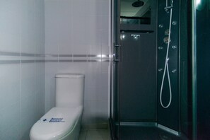 Ducha, secador de pelo, toallas