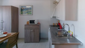 A compact kitchen with a microwave, sink, and cabinets. - WELCS ESTUDIO 308 EMP near the sea (Empuriabrava)