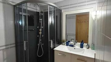 Een douche, een haardroger, handdoeken