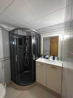 Douche, sèche-cheveux, serviettes fournies