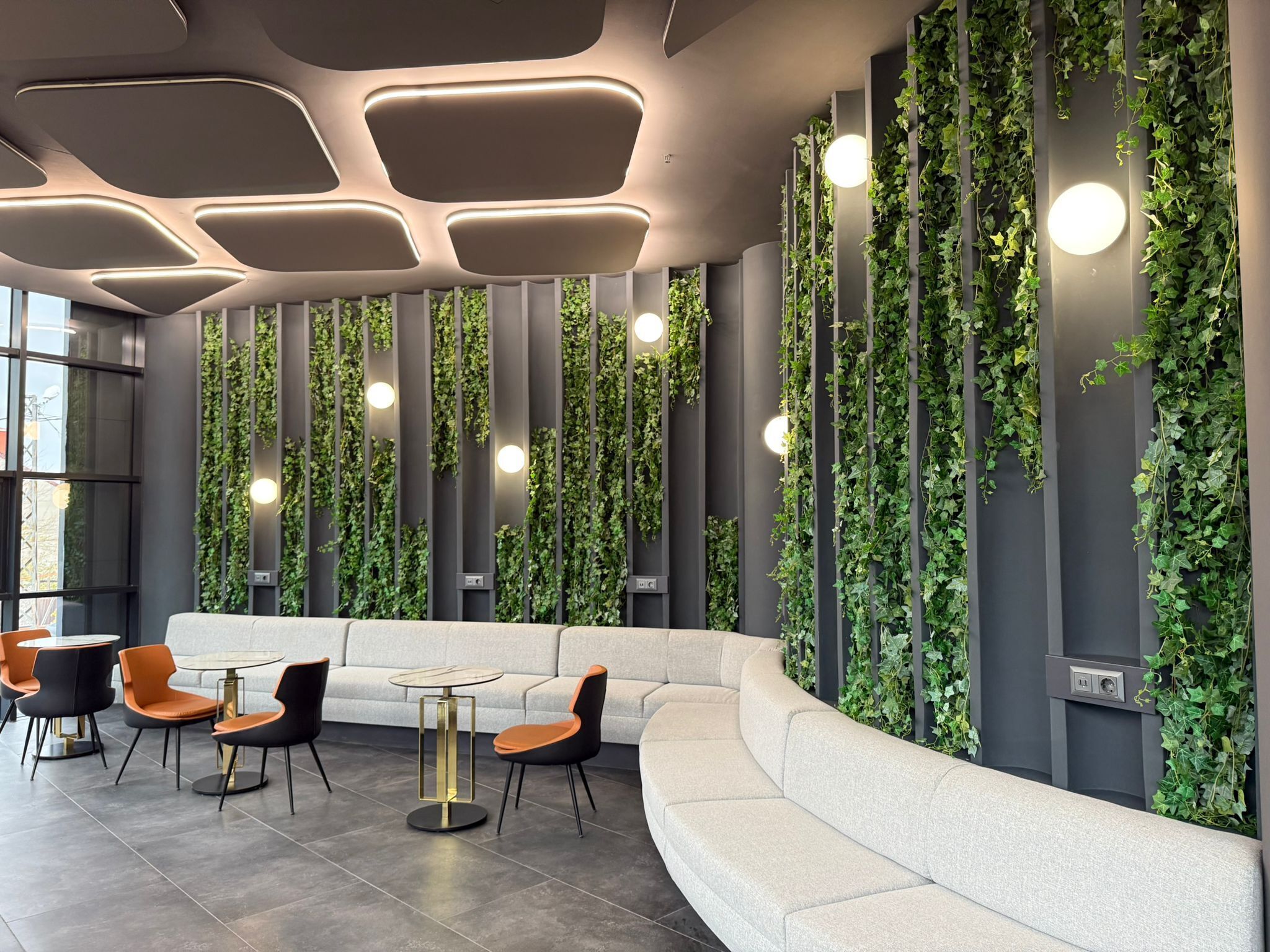 40-cm Smart TV with digital channels, Netflix, first-run movies