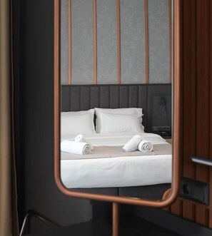 Seprai premium, tempat tidur Select Comfort, minibar, dan brankas