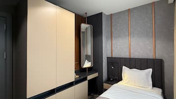 Eenpersoonskamer, uitzicht op stad | Een kluis op de kamer, een bureau, verduisterende gordijnen