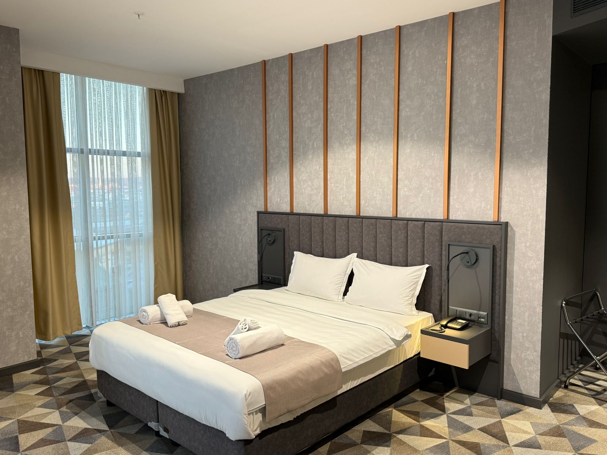 Ropa de cama de alta calidad, colchones Select Comfort y minibar 