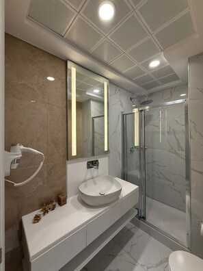 Ducha, artículos de tocador ecológicos, secador de pelo, pantuflas