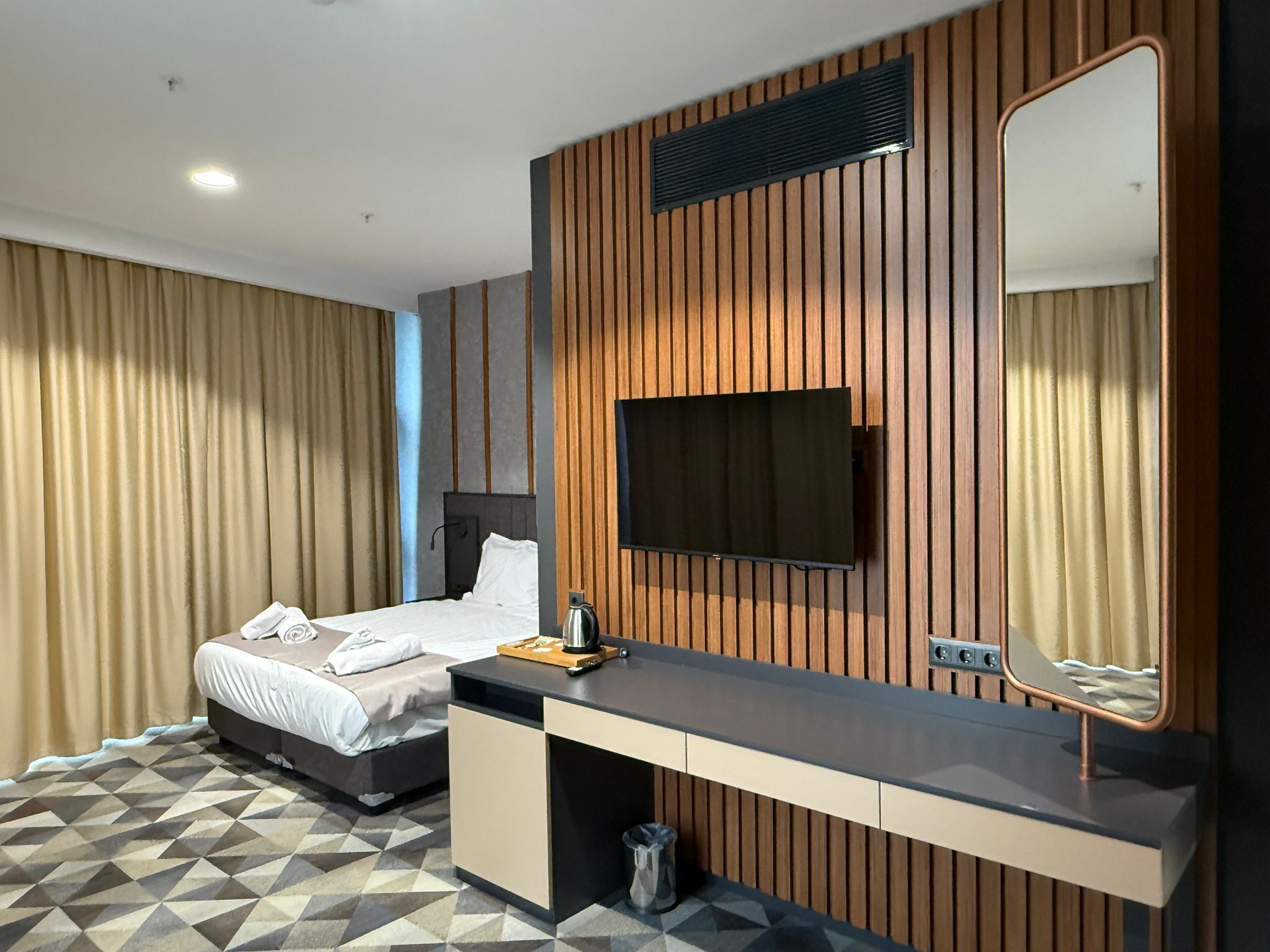 Double Room, City View | In-room safe, desk, blackout drapes, soundproofing