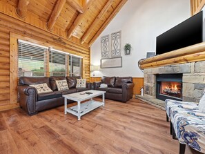 Living area - Townhome Cabin, Indoor/Outdoor Swimming Pool & Foosball (PIGEON FORGE)