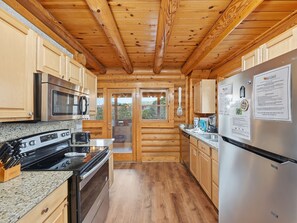 Private kitchen - Townhome Cabin, Indoor/Outdoor Swimming Pool & Foosball (PIGEON FORGE)