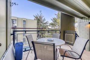 Condo, 2 chambres | Restauration en plein air