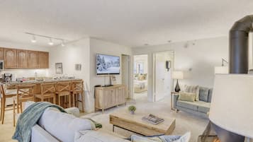 Condo, 2 quartos | Área de estar