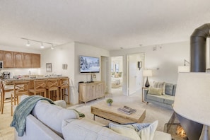 Condo, 2 quartos | Área de estar