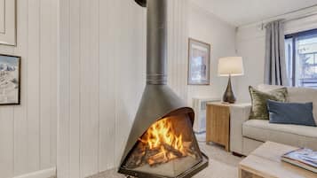 Condo, 2 quartos | Área de estar