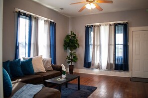 Living area - 3-bedroom house in peaceful Temple with cool AC and charm. Lots of parking spc. (Temple)
