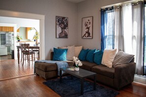 Living area - 3-bedroom house in peaceful Temple with cool AC and charm. Lots of parking spc. (Temple)