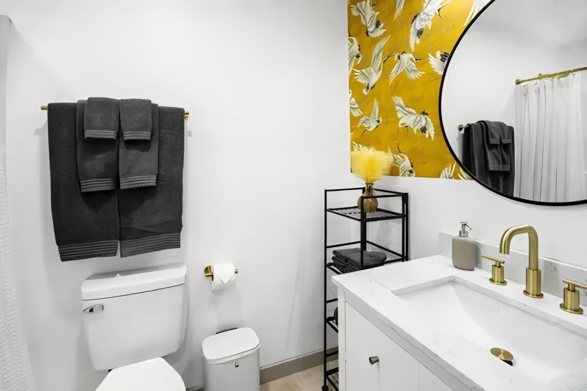 Een douche, een haardroger, handdoeken, zeep