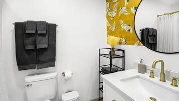 Een douche, een haardroger, handdoeken, zeep