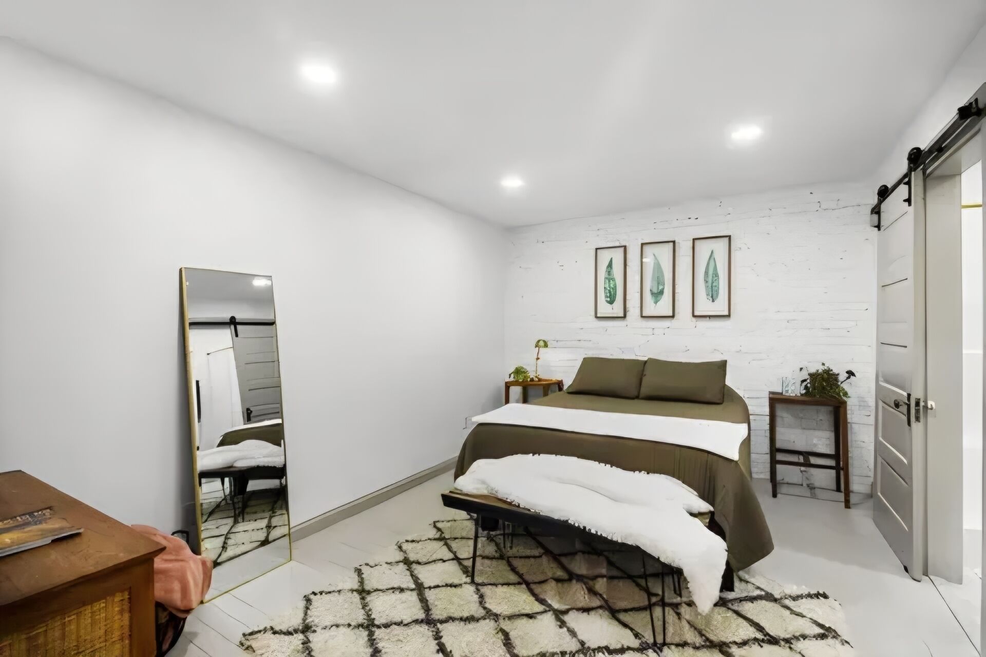 Een strijkplank/strijkijzer, wifi, beddengoed