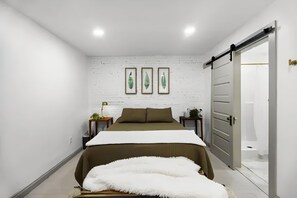 Tabla de planchar con plancha, wifi y ropa de cama 