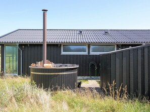 Ein Gebäude mit Schornstein, Whirlpool und Fenster.