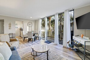 Living area - Elegantly Decorated, Just a 2-Minute Walk to the Beach! (Hilton Head Island)