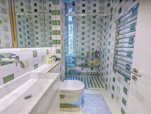 Hair dryer, towels, soap, toilet paper - STUDIO 54 Modern 3 Room APT in the HEART of Neukölln (Berlin)