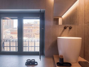 Shower, hair dryer, bidet, towels - Juliet Suites II (Catania)