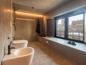 Shower, hair dryer, bidet, towels - Juliet Suites II (Catania)
