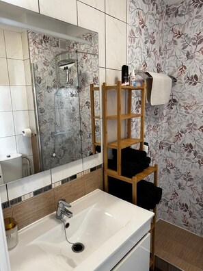 Shower, hair dryer, towels, soap - Casa Crowners - Comfort maisonette in Playa Fañabé (Costa Adeje)