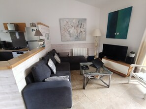 Télévision, livres, chaîne hi-fi