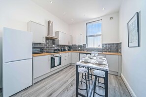 Réfrigérateur, four à micro-ondes, un four, surface de cuisson