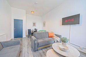 TV - Latimer Flat 4 - Spacious 2-Bed Apt - Sleeps 6 (Merseyside)