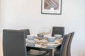 Dining - Latimer Flat 4 - Spacious 2-Bed Apt - Sleeps 6 (Merseyside)