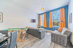 TV - Latimer Flat 4 - Spacious 2-Bed Apt - Sleeps 6 (Merseyside)