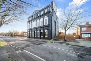 Exterior - Latimer Flat 4 - Spacious 2-Bed Apt - Sleeps 6 (Merseyside)