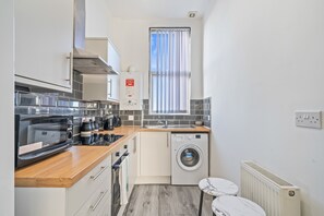 Fridge, microwave, oven, stovetop - Latimer Flat 4 - Spacious 2-Bed Apt - Sleeps 6 (Merseyside)