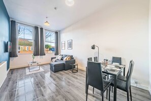 Dining - Modern Liverpool Apartment | Sleeps 7 | Ground Flr (Merseyside)
