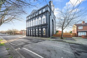 Exterior - Modern Liverpool Apartment | Sleeps 7 | Ground Flr (Merseyside)