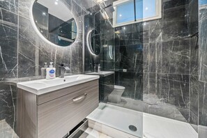 Shower, hair dryer - Modern Liverpool Apartment | Sleeps 7 | Ground Flr (Merseyside)