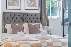 Iron/ironing board, WiFi, bed sheets - Modern Liverpool Apartment | Sleeps 7 | Ground Flr (Merseyside)