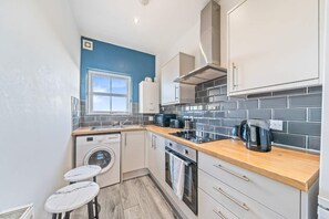 Fridge, microwave, oven, stovetop - Latimer Flat 6 - Spacious 2-Bed Apt - Sleeps 7 (Merseyside)