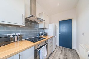 Fridge, microwave, oven, stovetop - Latimer Flat 6 - Spacious 2-Bed Apt - Sleeps 7 (Merseyside)