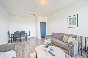 TV - Latimer Flat 6 - Spacious 2-Bed Apt - Sleeps 7 (Merseyside)