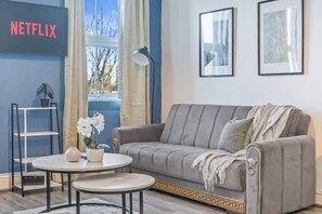 TV - Latimer Flat 6 - Spacious 2-Bed Apt - Sleeps 7 (Merseyside)