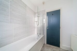 Shower - Latimer Flat 6 - Spacious 2-Bed Apt - Sleeps 7 (Merseyside)